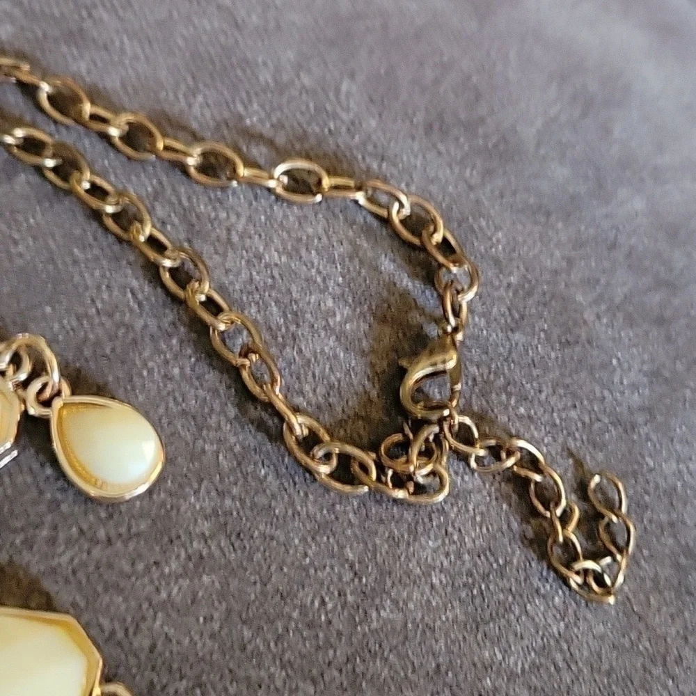 3/$30 VTG Creamy Yellow Geometric Cluster Cascade Bib Chandalier Necklace